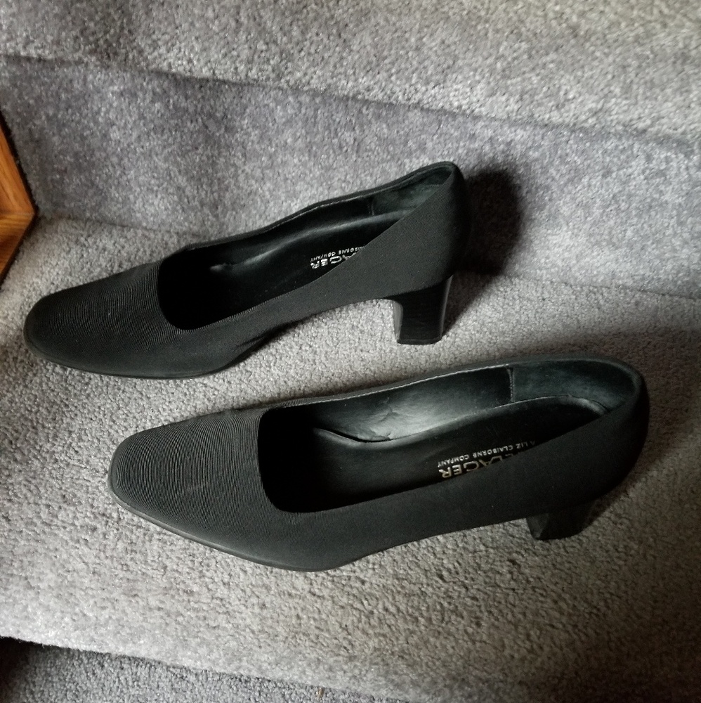 Black pumps